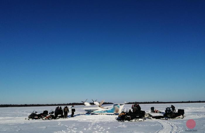 В Архангельской области рыбаки вытащили застрявший на озере самолёт 